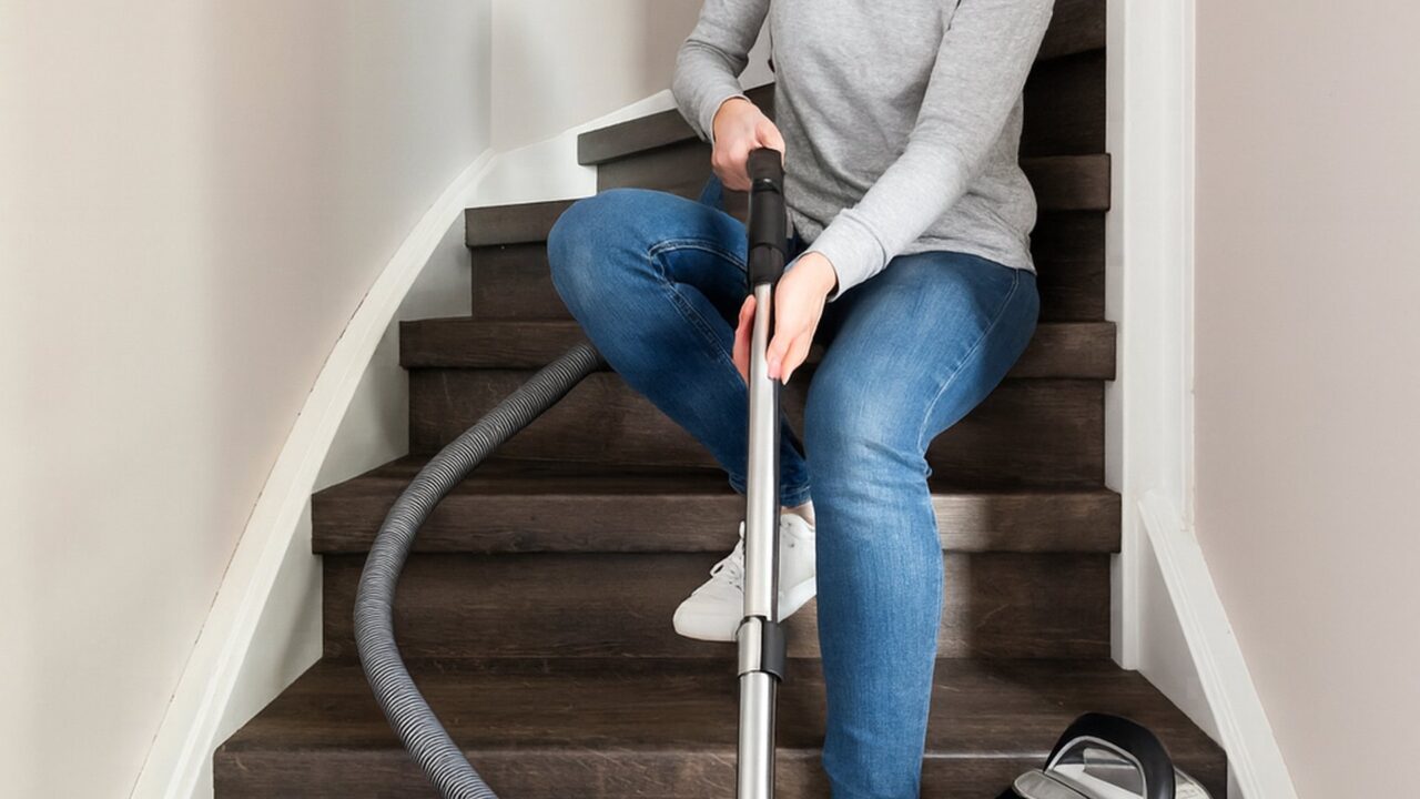 Je trap efficiënt stofzuigen: zo doe je dat