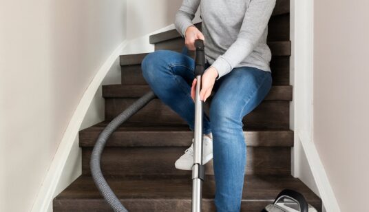 Je trap efficiënt stofzuigen: zo doe je dat