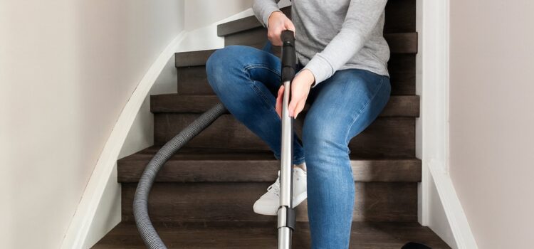 Je trap efficiënt stofzuigen: zo doe je dat