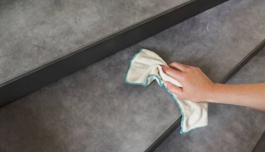 Vlekken op je trap verwijderen: dit is de juiste manier