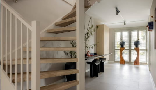 Trap kast, speelplek… zo kun je de ruimte onder je trap optimaal benutten