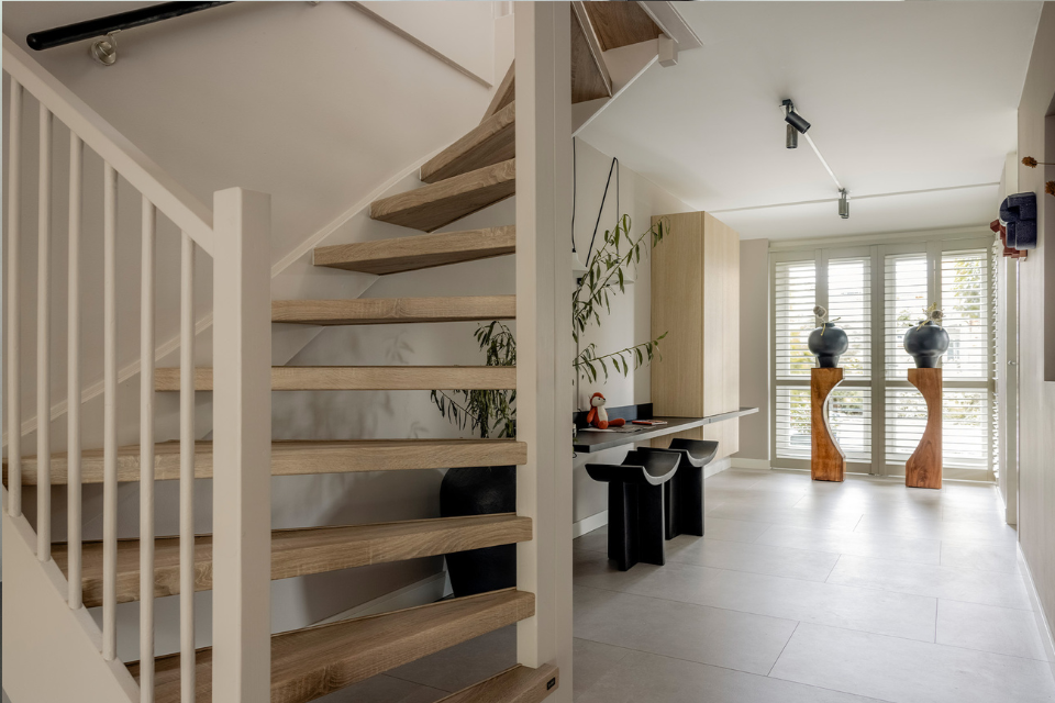 Trap kast, speelplek… zo kun je de ruimte onder je trap optimaal benutten