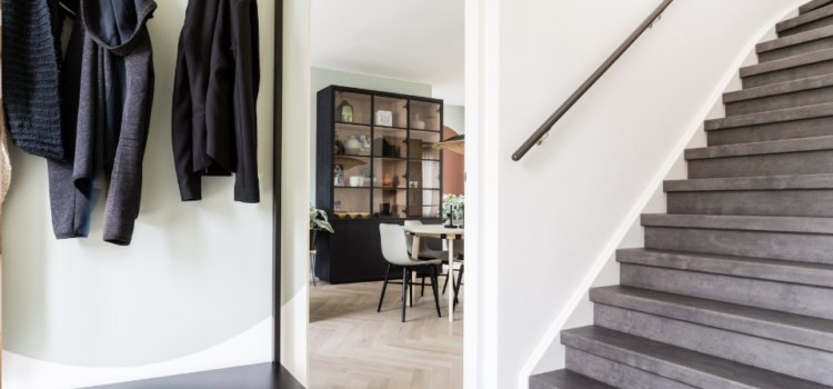Je trap combineren met een gietvloer: tips en inspiratie