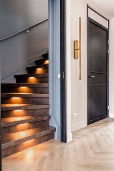 upstairs traprenovatie traponderdelen trapverlichting leather trap in de hal