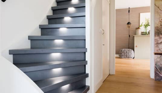 Eine strahlende Treppe mit LED-Beleuchtung