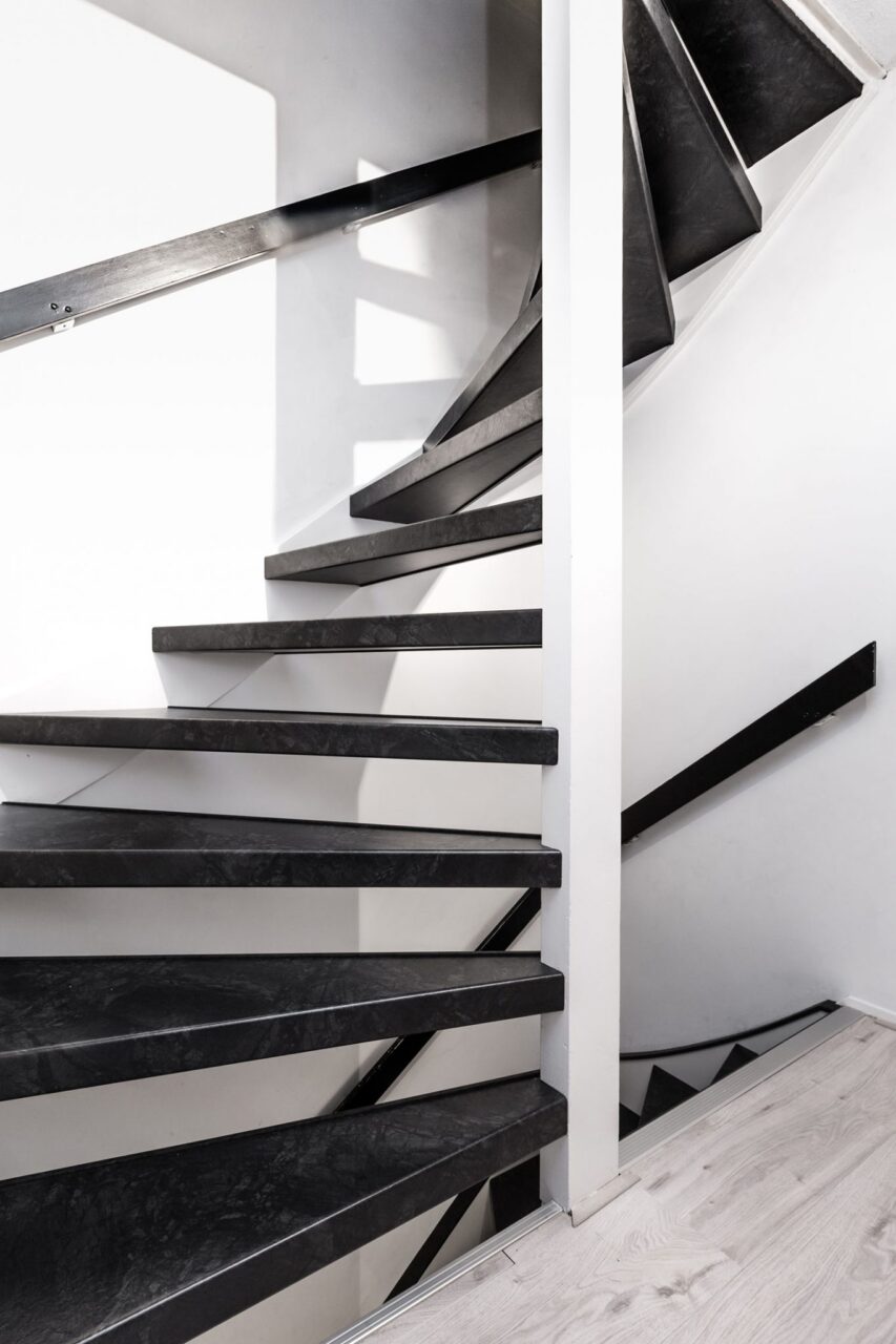 Eine offene Treppe renovieren: Worauf muss man achten?