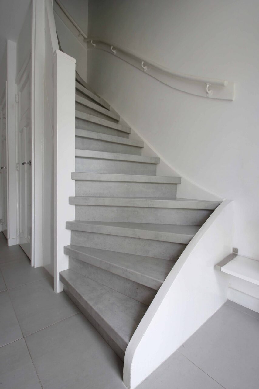 Blaustahl und Beton zusammen in einer Treppe: Das geht!