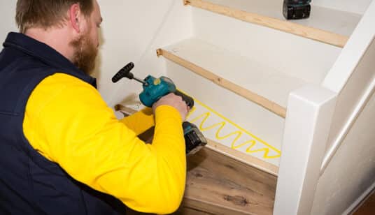 Wat is het belang van de juiste lijm bij een traprenovatie?