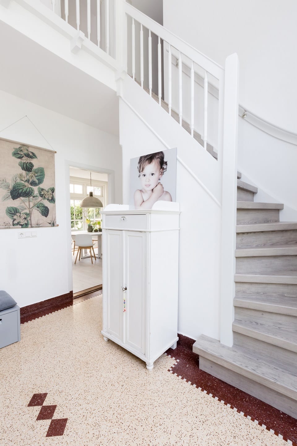 Eine schöne, graue Treppe für eine moderne Einrichtung | Upstairs  Treppenrenovierung