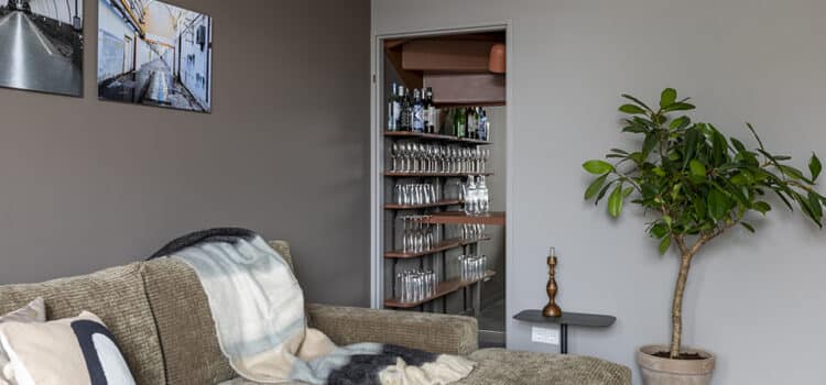 Trap kast, speelplek… zo kun je de ruimte onder je trap optimaal benutten