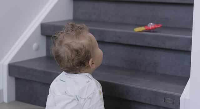 In einem kindersicheren Zuhause darf auch eine sichere Treppe nicht fehlen