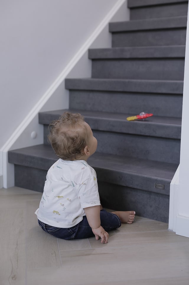 In einem kindersicheren Zuhause darf auch eine sichere Treppe nicht fehlen