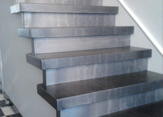 Metalen trap bekleden