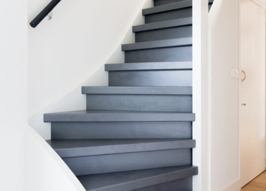 Metalen trap bekleden