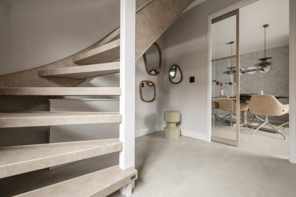 traprenovatie Leather Latte open trap rondom bekleed met wangen - trap in de hal