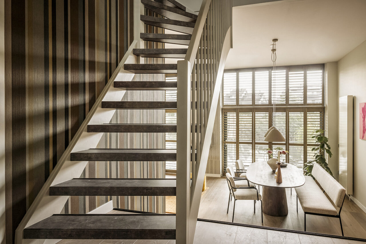 Longmont Stone - open trap in de woonkamer - interieur