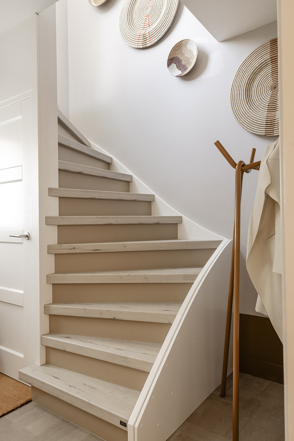 Vtwonen Traprenovatie Misty Oak Met Sand Stootborden Trap In De Hal