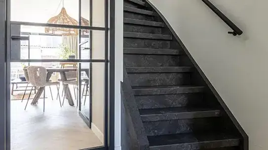 Raja Black Dichte Trap Kopen Zonder Kijken Assendelft Vooraanzicht Hal 640X350jpg (1)