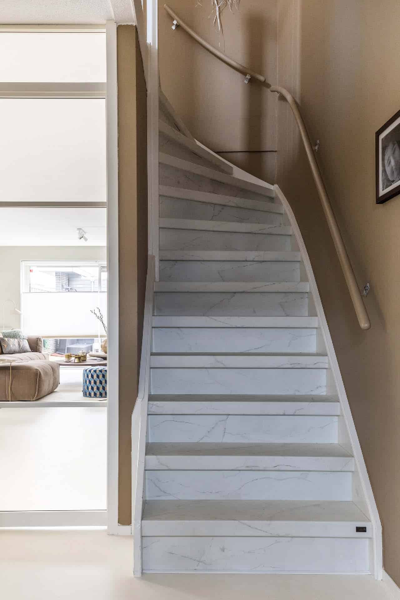 Dichte trap met Bright Marble decor & stootborden