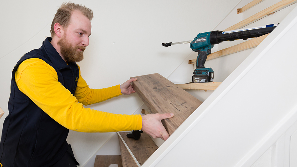 Is Upstairs Duur Upstairs Eigen Montage