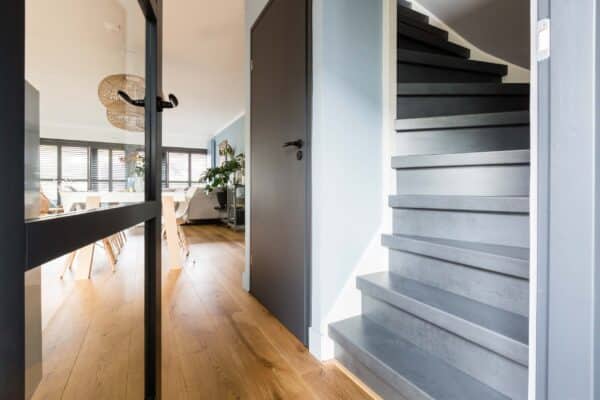 Traprenovatie Dichte Trap Schagen Bue Ice S2 Afl5 Doorzicht Woonkamer Hal Landscape 600X400