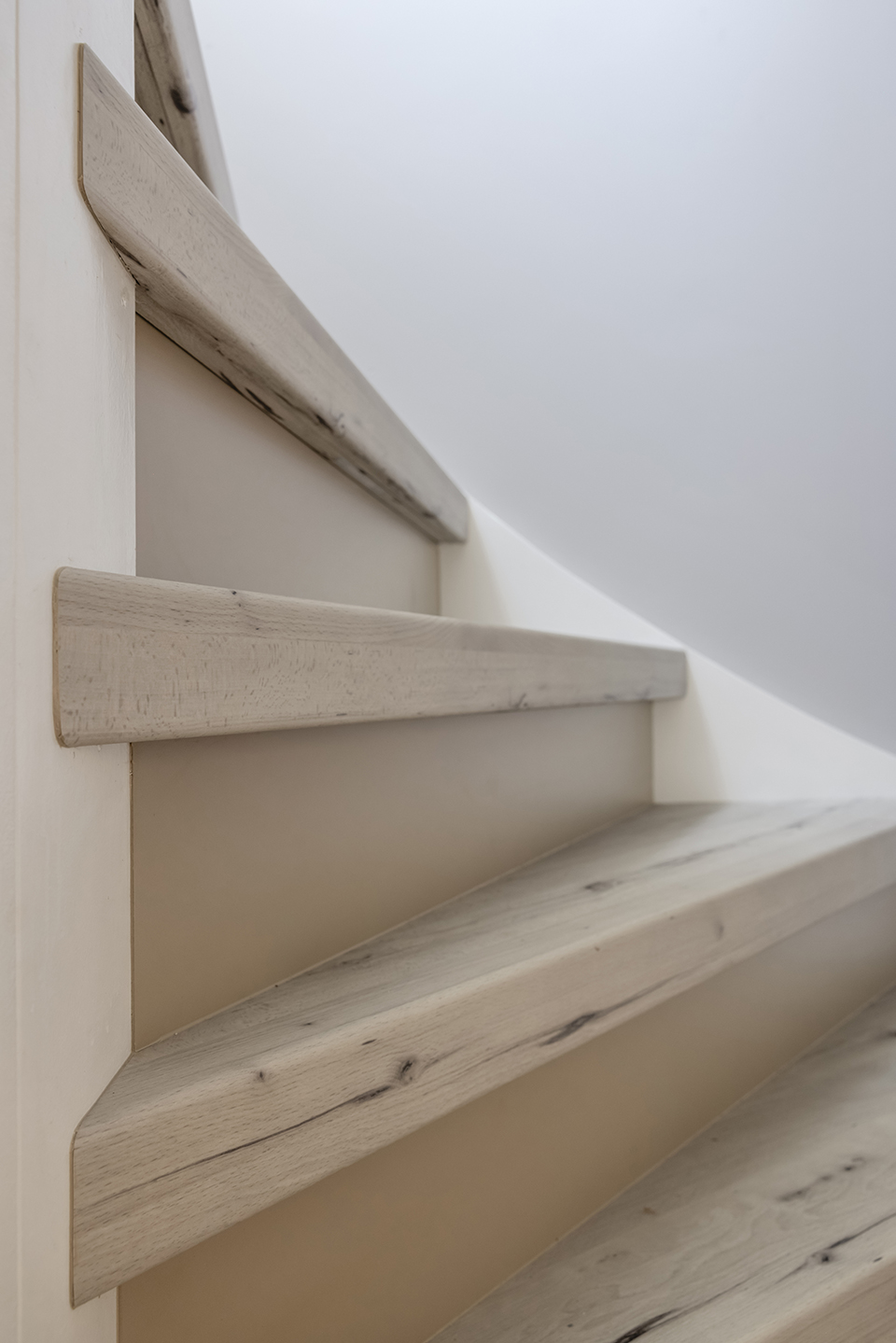 Vtwonen Traprenovatie Misty Oak Met Sand Stootborden Close Up