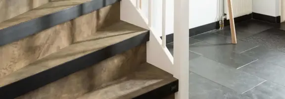 Traprenovatie Leer Extreem Clay Header Desktop 2048X683.Jpg