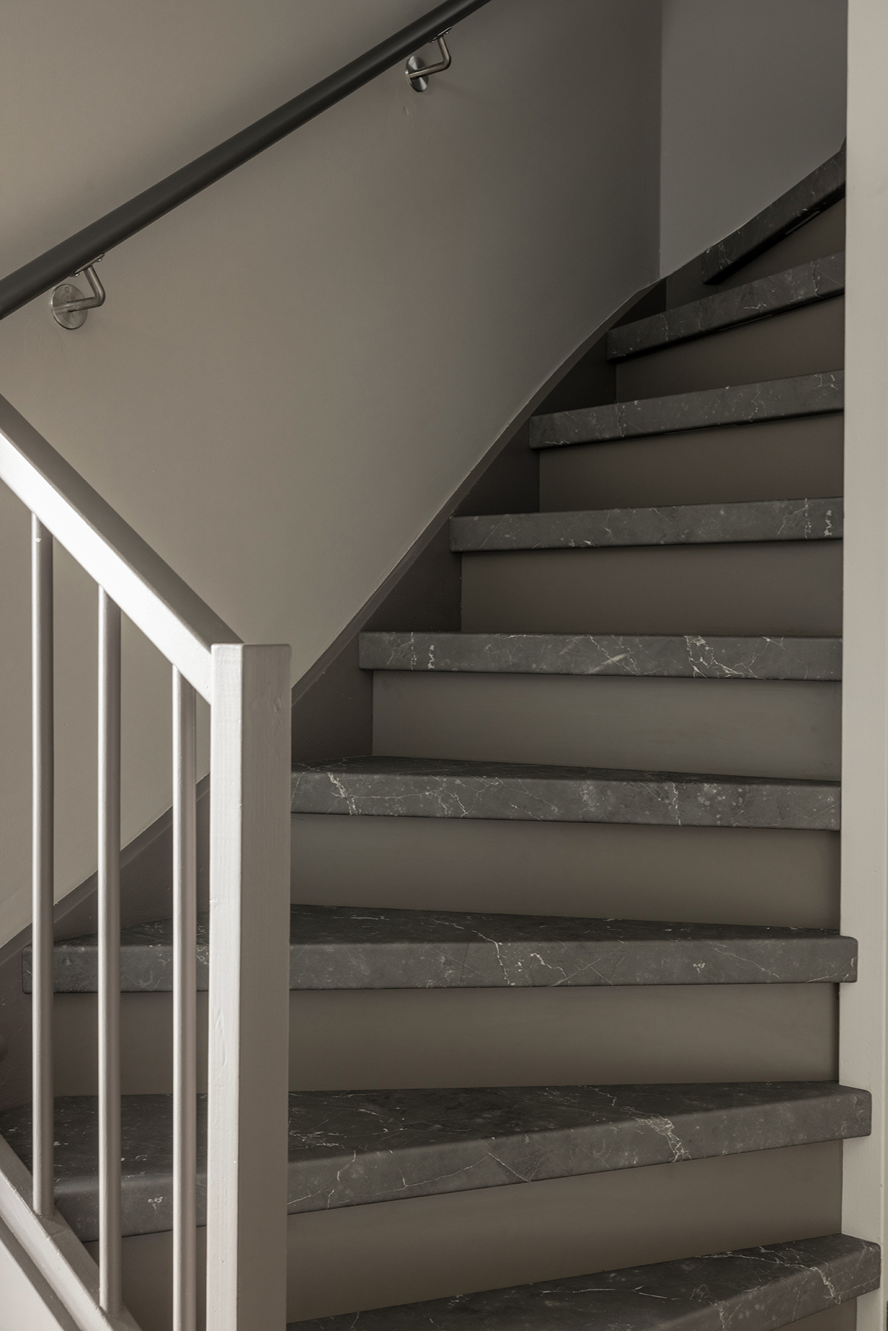 Traprenovatie Vtwonen Cosmic Stone Clay Stootborden Trap In De Hal