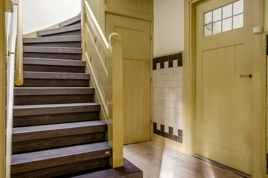 Werelds en warm met houten trapbekleding.