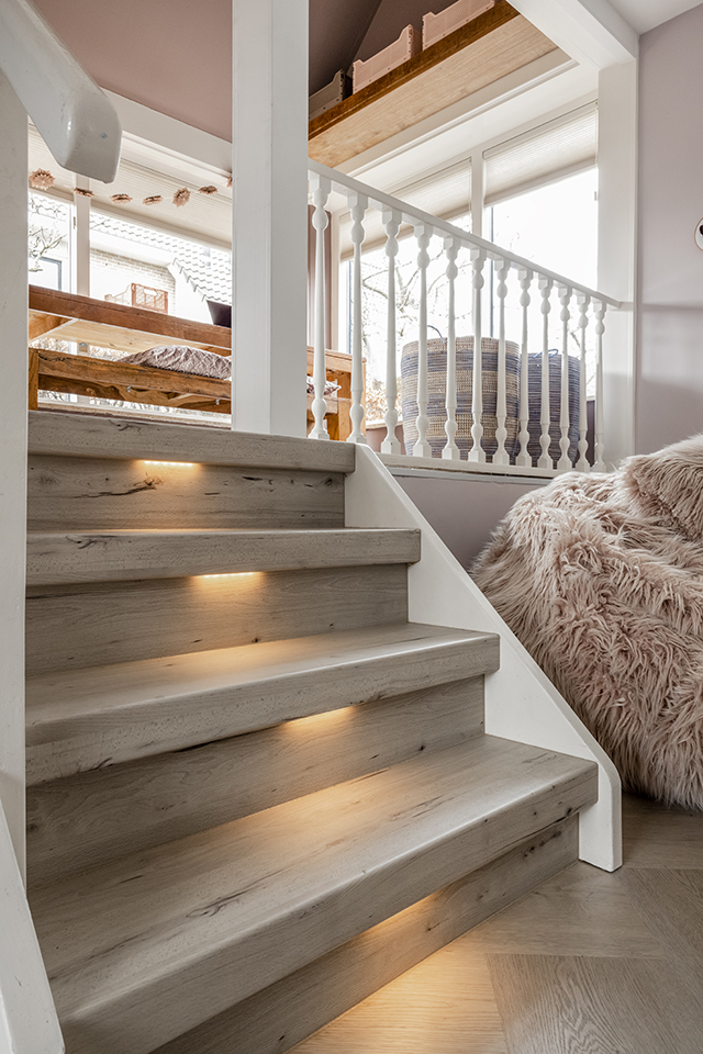 Traprenovatie Vtwonen Uitgeest Dichte Trap In Woonkamer Misty Oak Met Led Verlichting Aan