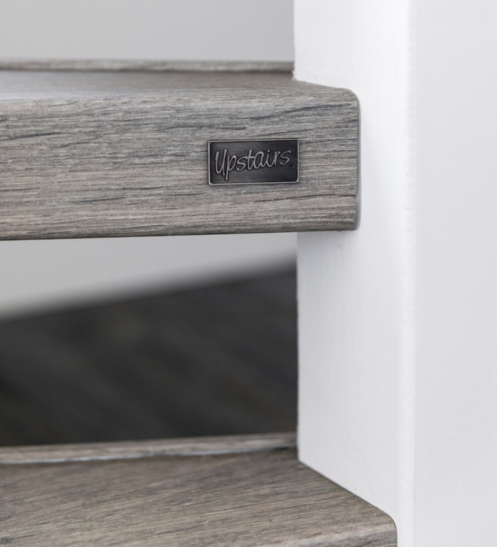 Upstairs Logo Op De Trap 1 (2)