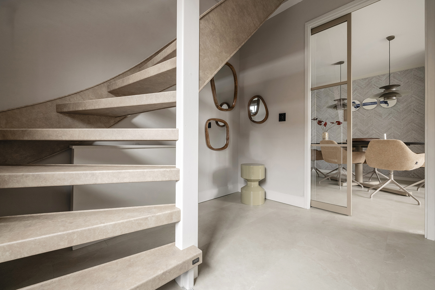Traprenovatie Leather Latte Open Trap Rondom Bekleed Met Wangen Trap In De Hal