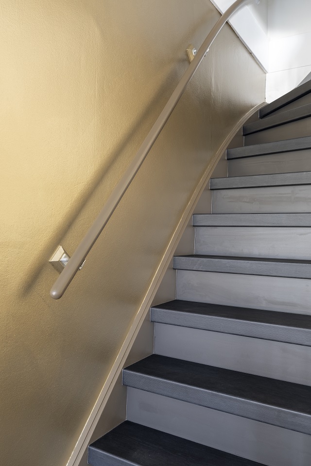 Vtwonen Oss Blackwood Truffle Stootborden Close Up Trapleuning Goude Muur (1)