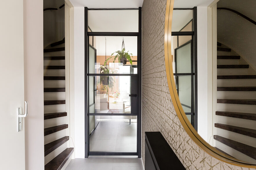 Door gebruik te maken van spiegels lijkt je hal groter.