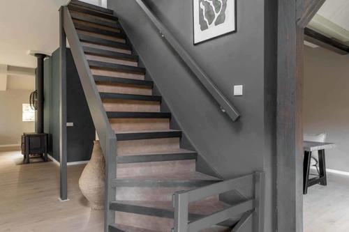 Treppenbelag aus Leder mit blauem Stahl