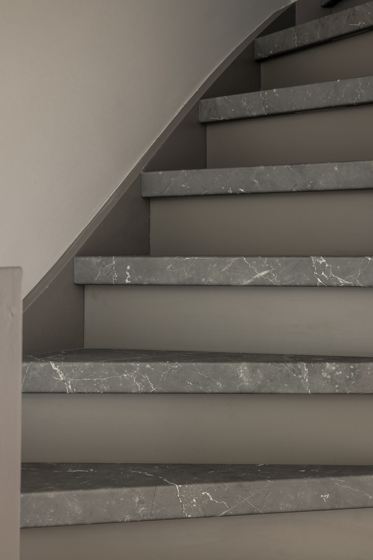 Traprenovatie Vtwonen Cosmic Stone Clay Stootborden Close Up