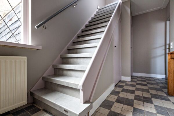 Traprenovatie Dichte Trap Cloudy Cement Huizen S16 Afl1 Zijaanzicht Landscape 600X400