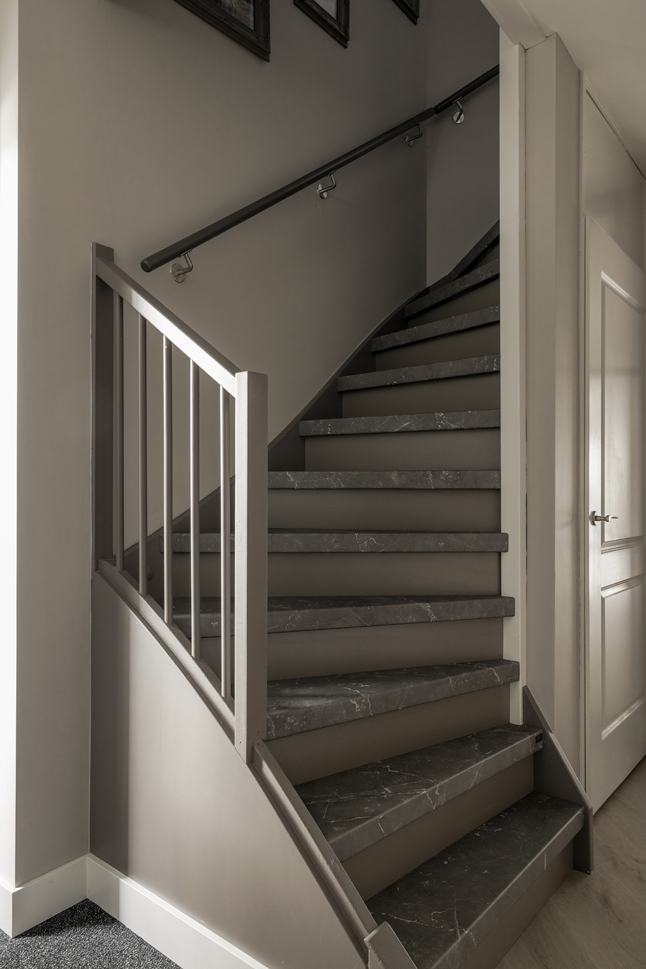 Traprenovatie Vtwonen Cosmic Stone Clay Stootborden Eyecatcher Hal