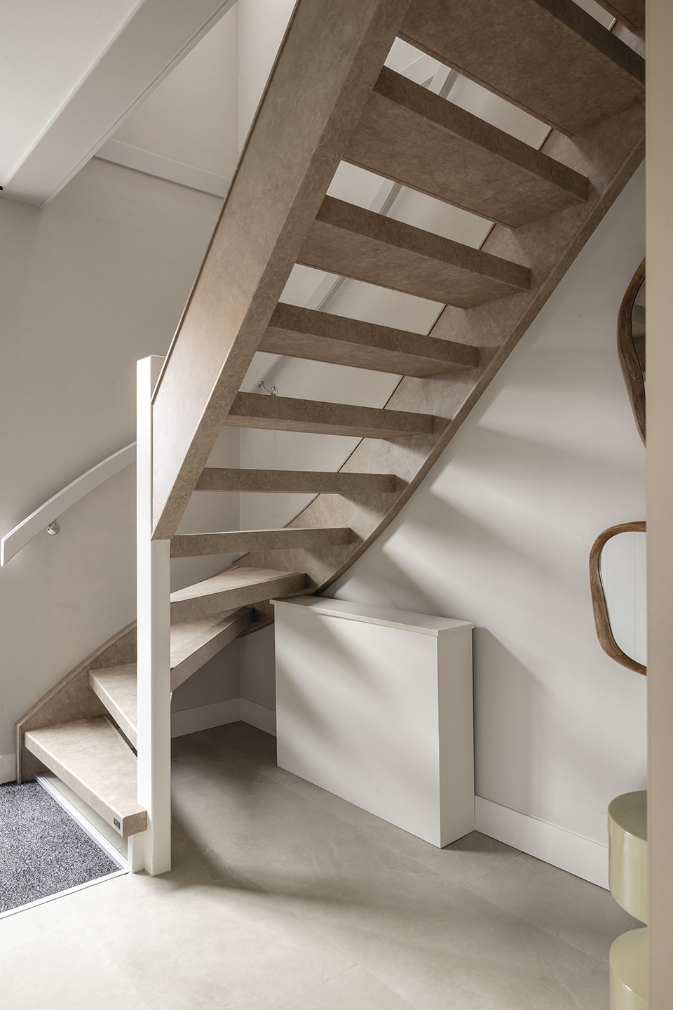 Traprenovatie Leather Latte Open Trap Rondom Bekleed Met Wangen Trap In Hal Staand