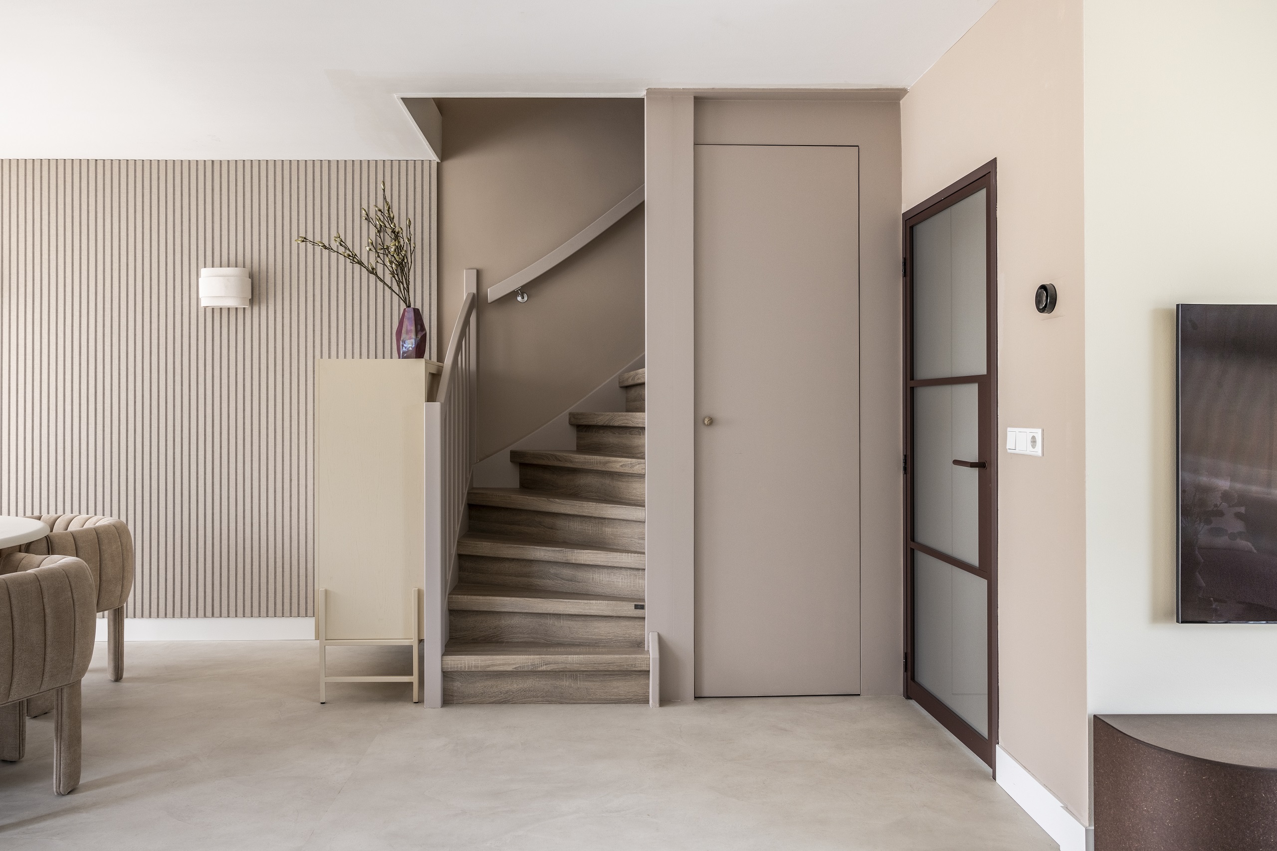 Traprenovatie Vtwonen San Diego Oak Vooraanzicht Liggend Trap En Woonkamer