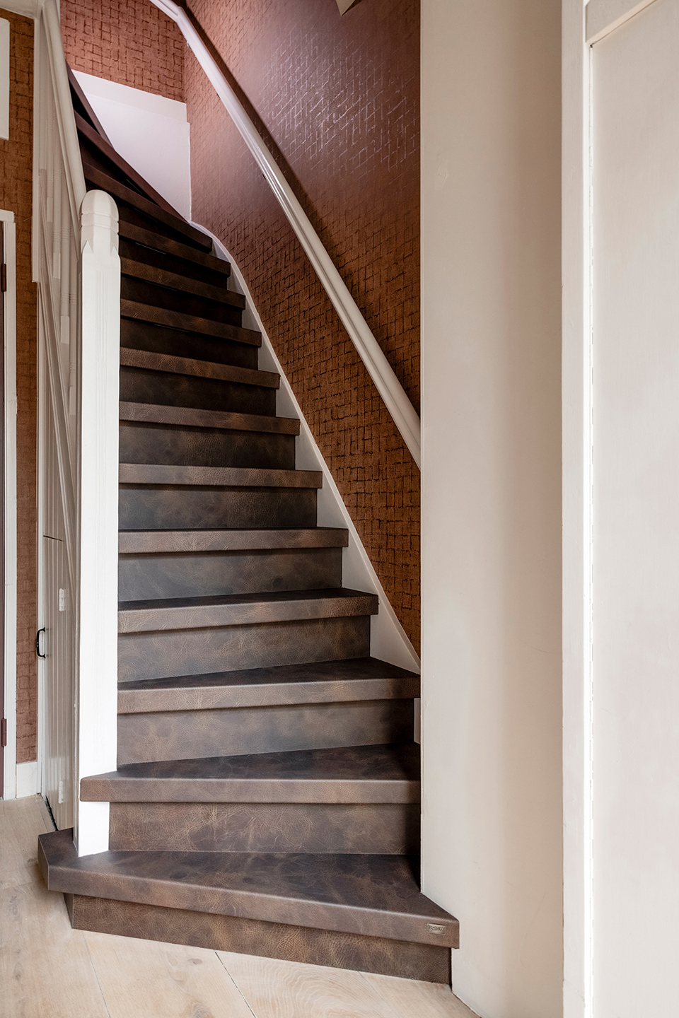 Vtwonen Traprenovatie Leather Espresso Bruin Leer Entree Hal