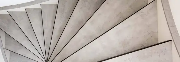 Upstairstraprenovatie Header Desktop Traponderdelen Dichte Trap Steeltwist Cloudycement Bovenaanzicht 2048X683.Jpg