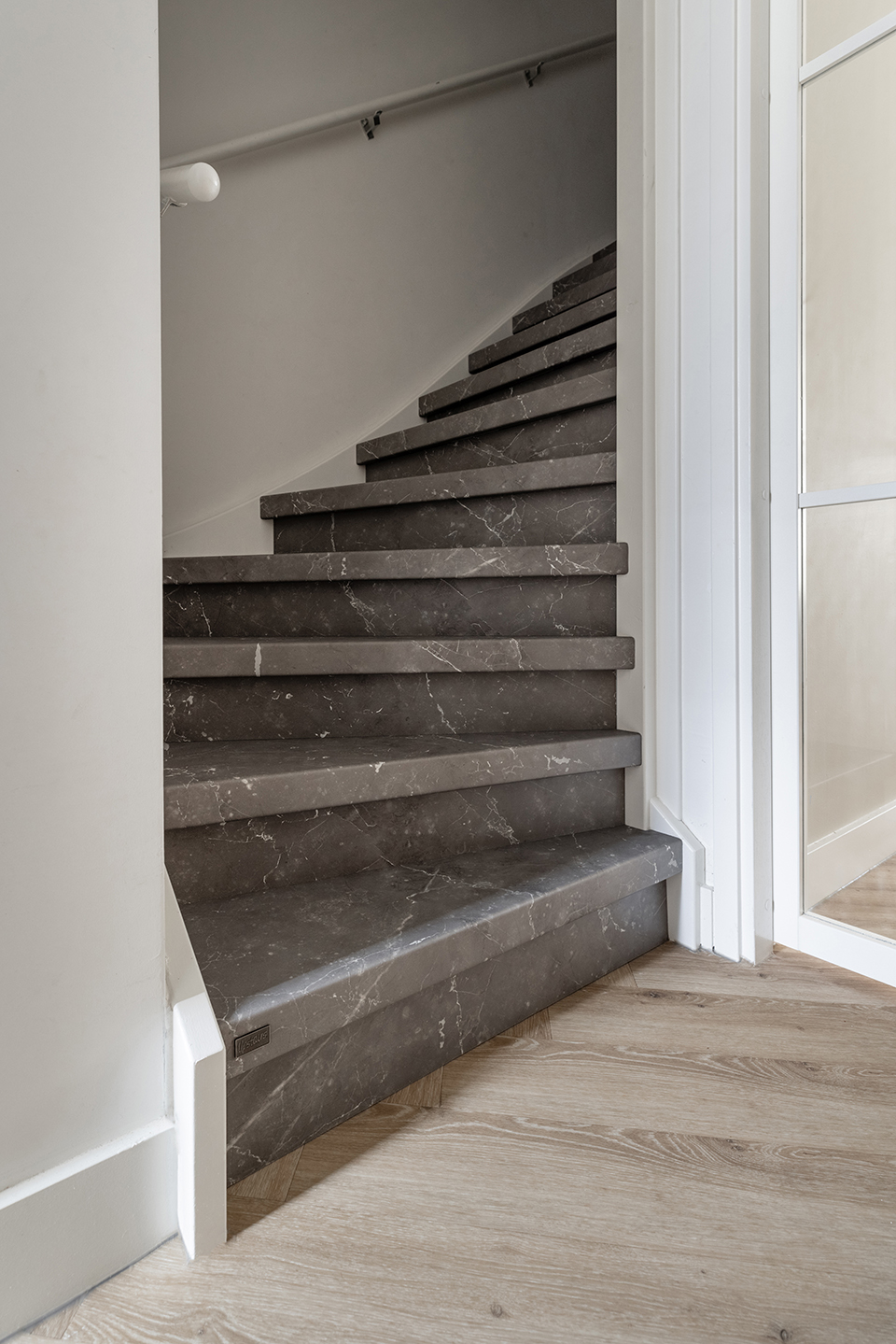 Traprenovatie Vtwonen Cosmic Stone Trap In Hal