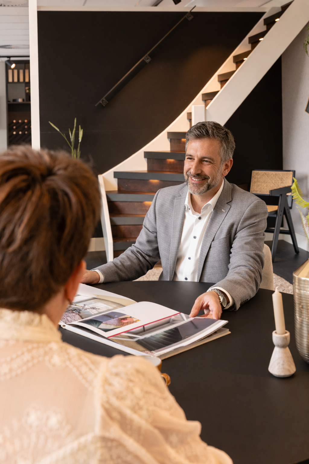 Professioneel Adviesgesprek Aan Moderne Tafel