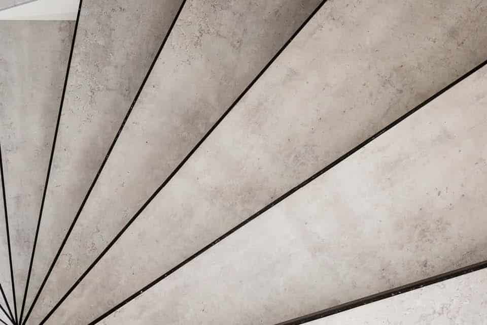 Upstairstraprenovatie Header Mobiel Traponderdelen Dichte Trap Steeltwist Cloudycement Bovenaanzicht