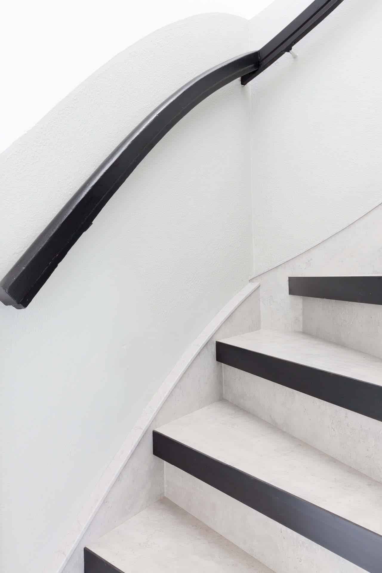 Upstairstraprenovatie Traponderdelen Dichte Trap Steeltwist Cloudycement Detail Trede