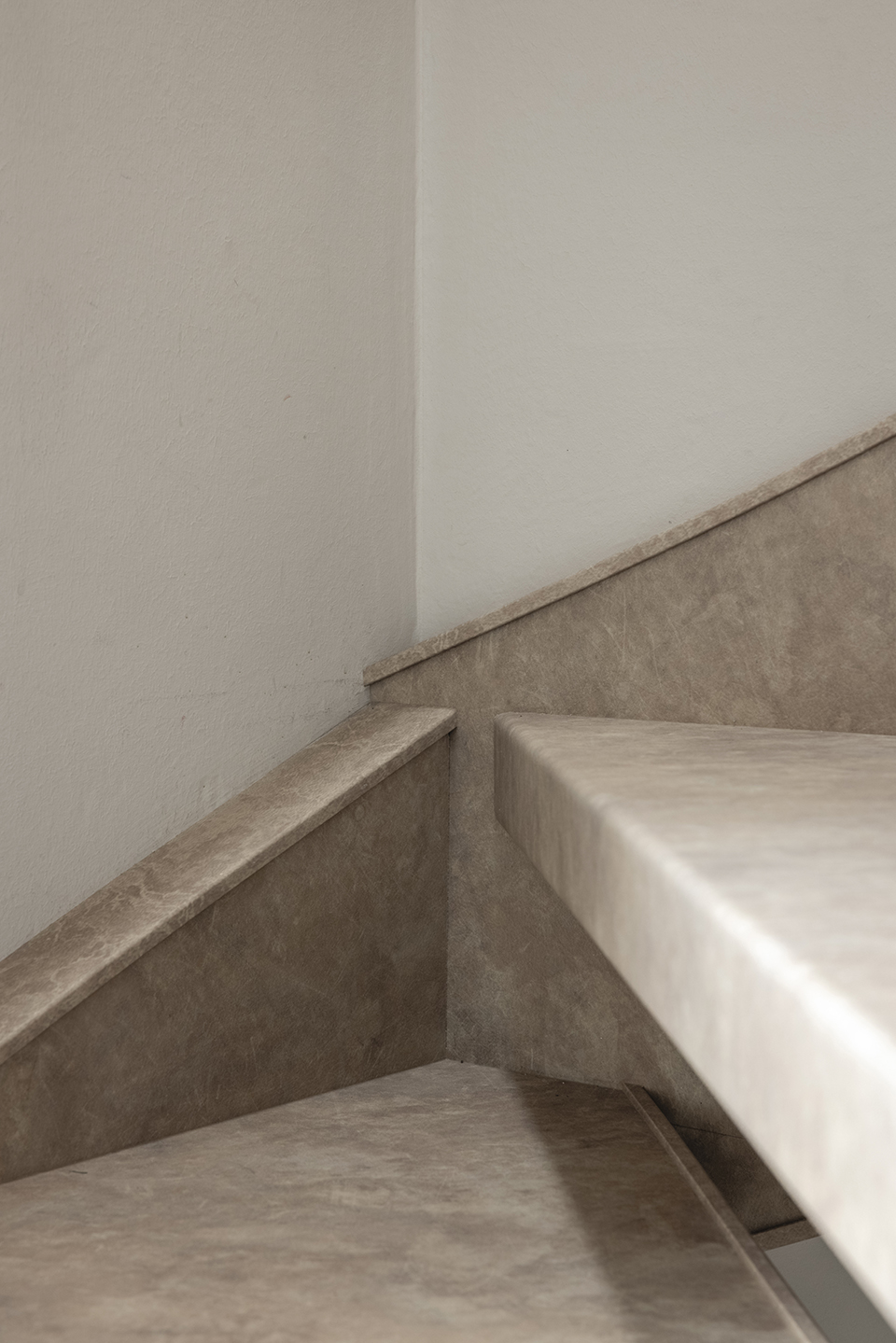 Traprenovatie Leather Latte Open Trap Rondom Bekleed Met Wangen Detail Wangen Bekleed